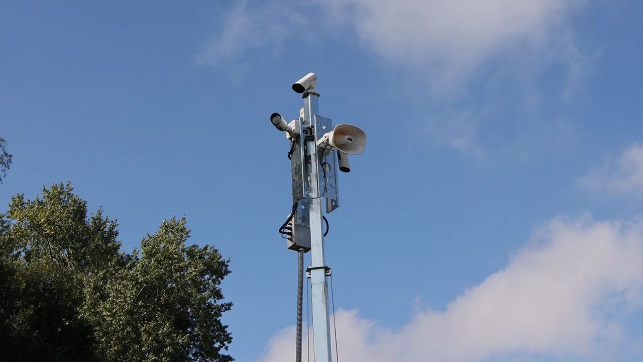 Nowoczesny monitoring kontra klasyczny dozór – co wybrać na plac budowy?